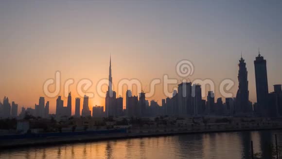 早在迪拜城市摩天大楼上空的日出时光流逝视频的预览图
