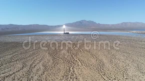 Ivanpah太阳能发电系统太阳能塔的鸟瞰图视频的预览图