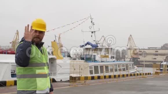 带胡子和头盔的海港工人视频的预览图