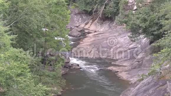 佐治亚州塔卢拉瀑布一个放大在塔卢拉溪流上的LEaudOr瀑布视频的预览图