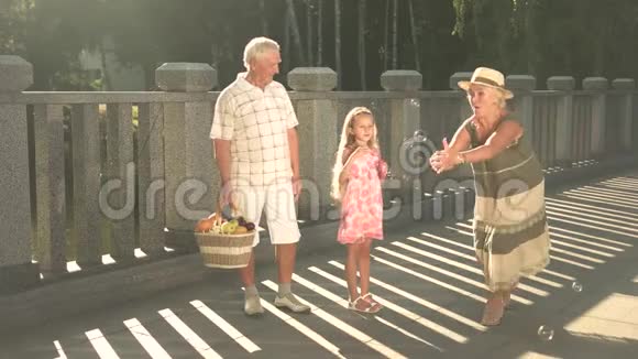 带着孙子去野餐的老年人视频的预览图