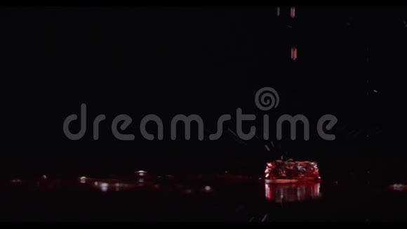 红滴在桌子上视频的预览图