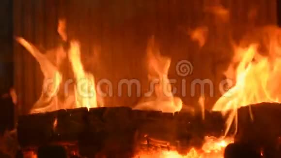 有火的木头在壁炉里燃烧视频的预览图