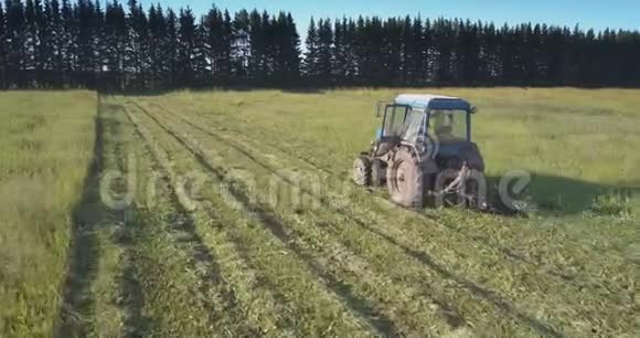 农民用拖拉机在农村割草视频的预览图