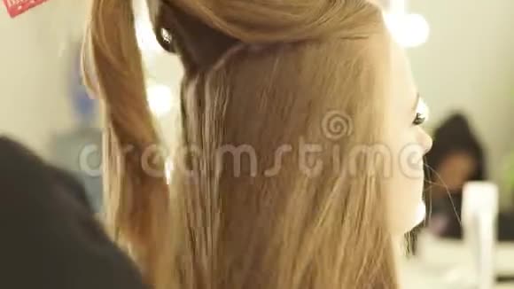 理发师用夹子固定长发用于美发沙龙的发型与女性合作的理发师视频的预览图