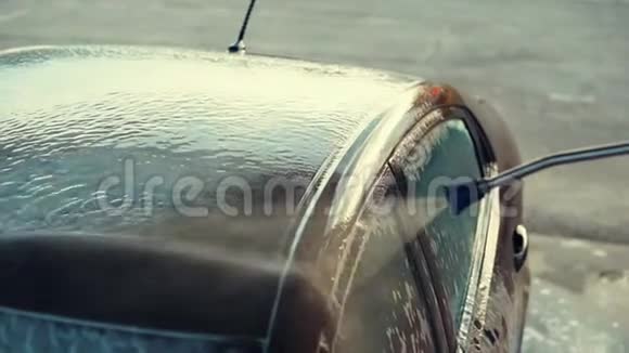 肮脏的汽车在夏天在外面变得干净视频的预览图