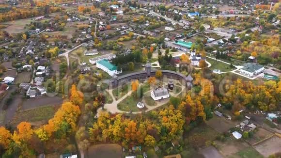 巴图林堡与乌克兰西姆河的美丽空中景色视频的预览图