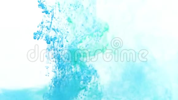 水中的青绿色和蓝色墨水视频的预览图