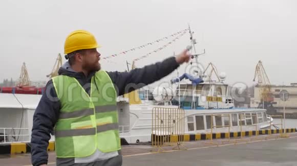 带胡子和头盔的海港工人视频的预览图