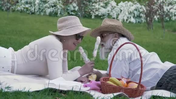 老两口在公园野餐时互相喂棉花糖视频的预览图