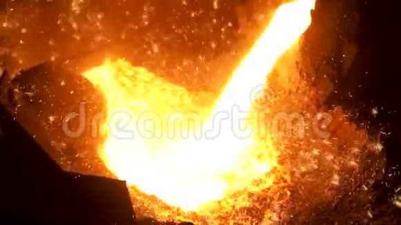 炼钢厂熔钢从炉子转到钢包进一步加工库存录像详情视频的预览图