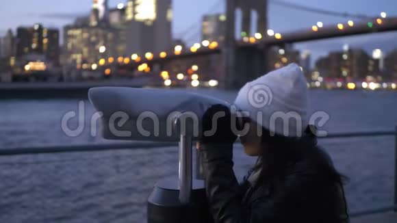 纽约布鲁克林大桥的一个年轻女子透过望远镜视频的预览图
