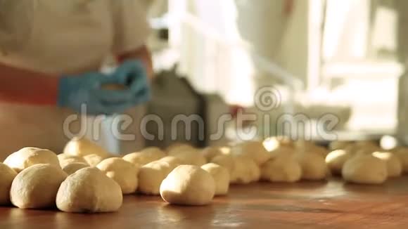面包店里的面包师视频的预览图
