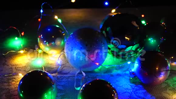 餐桌上的圣诞灯和圣诞球视频的预览图