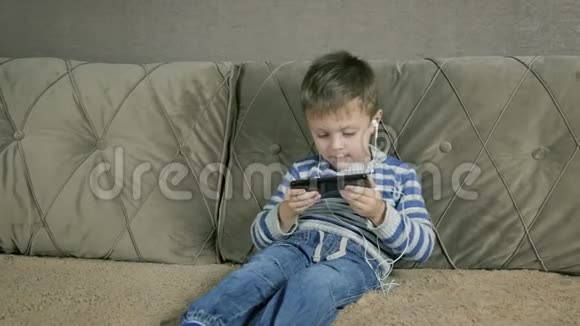 病毒性疾病有水痘的小男孩坐在沙发上打电话视频的预览图