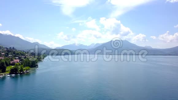 近岸的湖泊山脉和农舍全景行动风景如画的蓝色湖景岸边有小屋视频的预览图