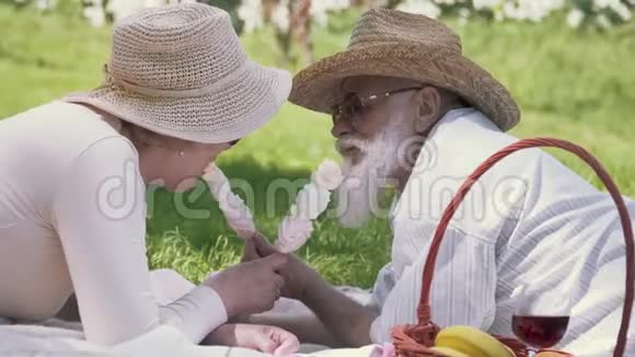 恋爱中的老夫妻在公园里互相喂棉花糖视频的预览图