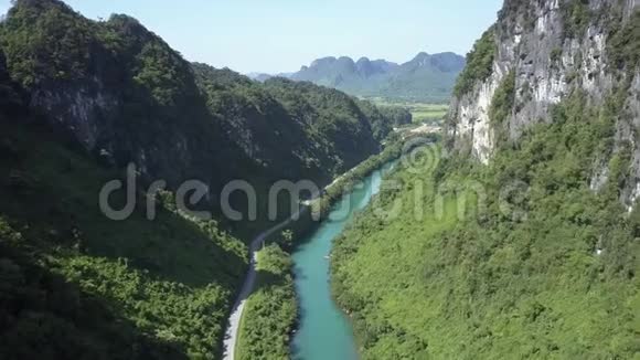 绿色峡谷中陡峭的岩石河岸和公路视频的预览图