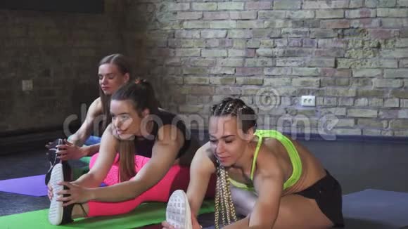 一群女运动员一起在体育工作室伸展身体视频的预览图