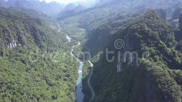 峡谷景观上方的高空飞行和河道视频的预览图