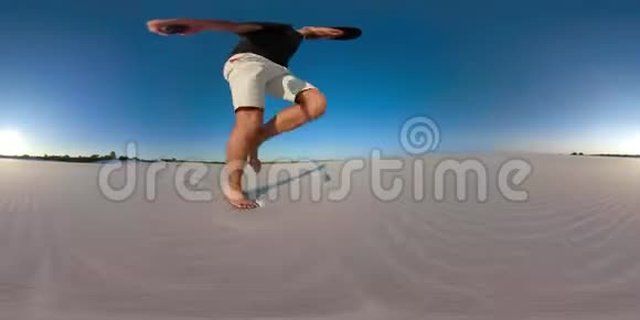 360一个长着毛腿的男人在沙滩上奔跑手里拿着一台360摄像机的底部视角视频的预览图
