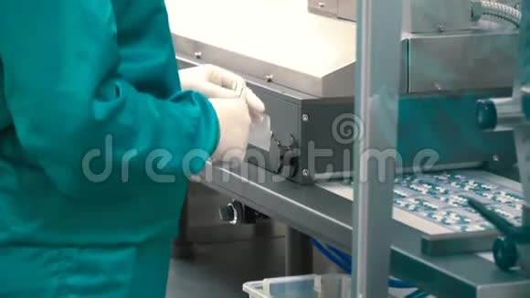 穿着制服的工人控制将药片分类成包装的过程视频的预览图
