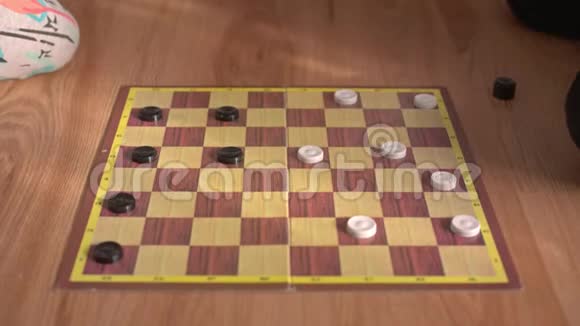 孩子们一起玩棋盘游戏视频的预览图