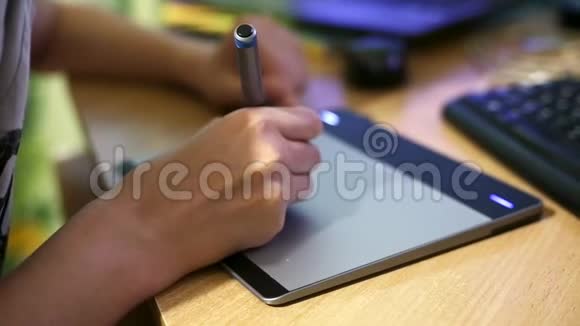 一个女人用电脑画平板的手视频的预览图