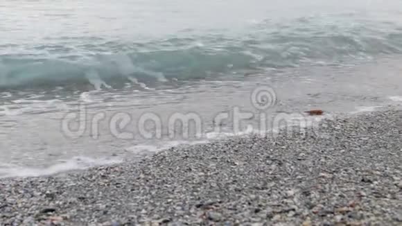 4K波浪沿卵石海滩断裂一波又一波视频的预览图