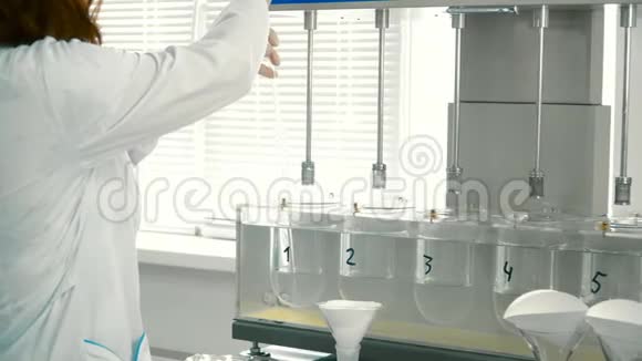 化验员从实验室的玻璃容器中取样视频的预览图