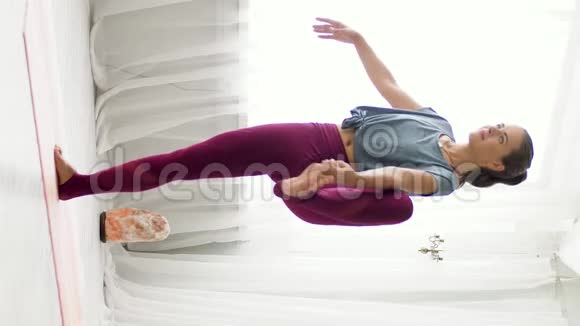 在工作室做瑜伽的女人手脚趾式姿势视频的预览图