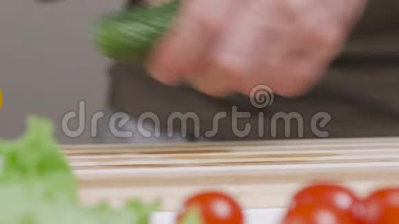 人在砧板上割一根青黄瓜桌子上有蔬菜视频的预览图