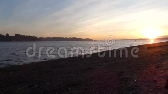 夕阳下的黄昏石岩岸线视频的预览图