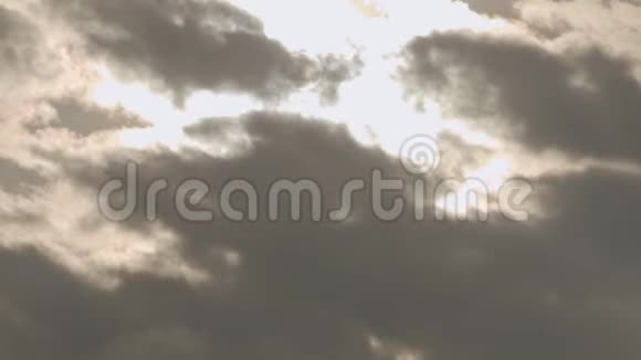 4K射出灰色的云沿天空移动视频的预览图