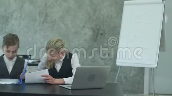 商业儿童在办公室里辛勤工作视频的预览图