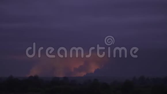 巨大的爆炸与火花反射在紫色的天空空中射击视频的预览图