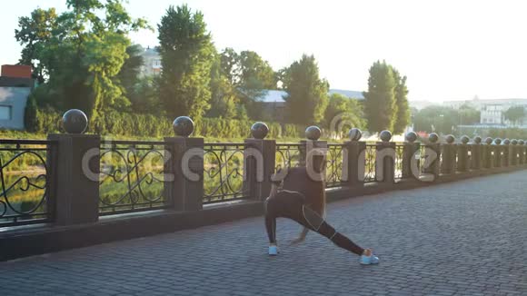 活跃的女性在城市公园后景中锻炼和伸展视频的预览图