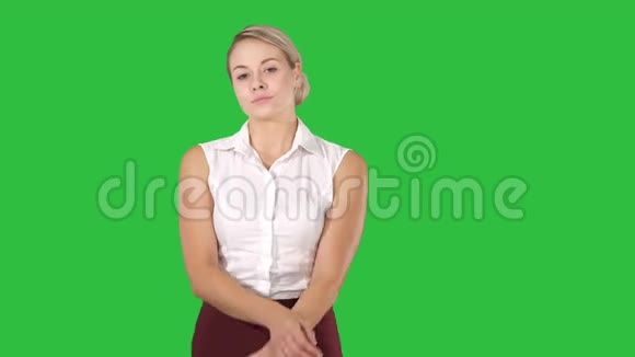 美丽自信的年轻女商人站着双手交叉在绿色屏幕上Chroma键视频的预览图