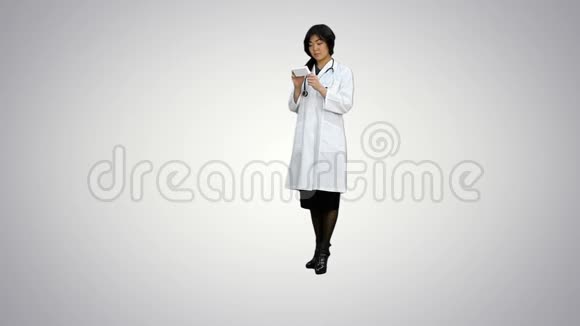 亚洲女医生在白色背景下拿着药盒视频的预览图