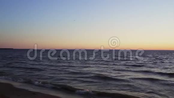 傍晚景观天空大湖日落小浪地平线视频的预览图