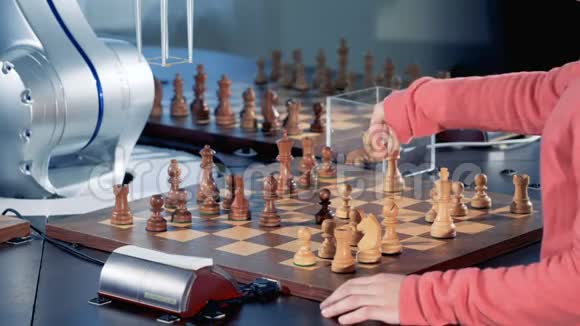 女孩手和一只机器人手臂在轮流移动棋子视频的预览图