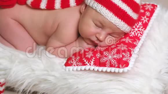 圣诞老人钩针中熟睡的新生婴儿画像视频的预览图