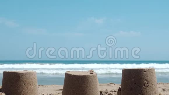 沙滩上沙堡的特写视频的预览图