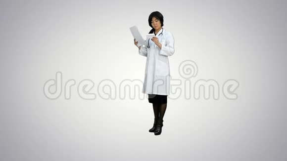 友好的亚洲医生女性在白色背景下处理文件和新药片视频的预览图