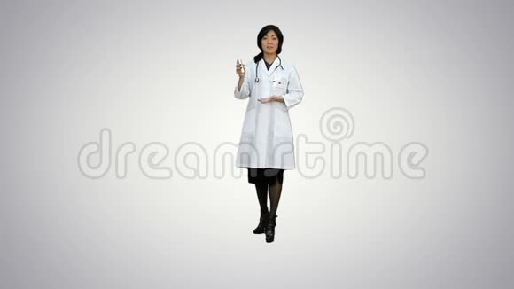 女医生举着一瓶白底药片视频的预览图