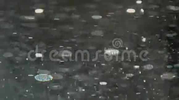 水晶水玻璃中的氧元素气泡视频的预览图