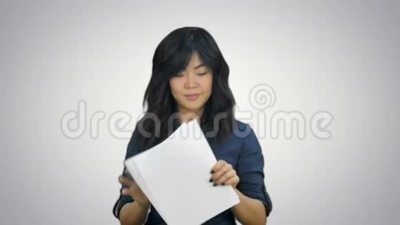 自信的亚洲女商人把纸撕成小块扔在白色背景上视频的预览图
