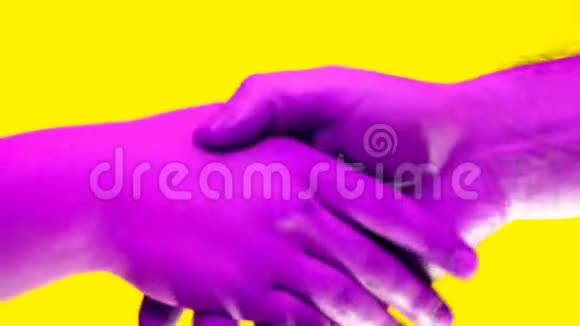 青少年和男子的手做和平的手势双手彩色流行颜色趋势2019年视频的预览图