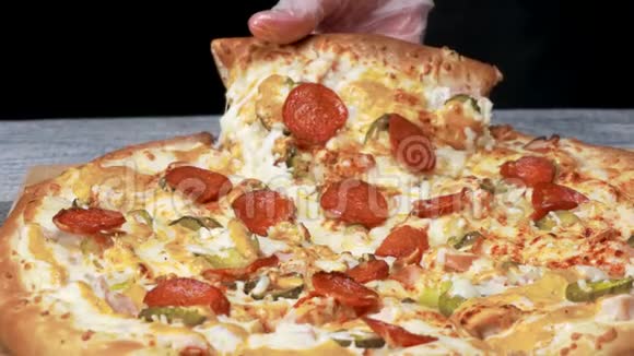 美味的披萨和奶酪框架令人兴奋的一块圆形披萨拉伸融化的奶酪果汁视频的预览图