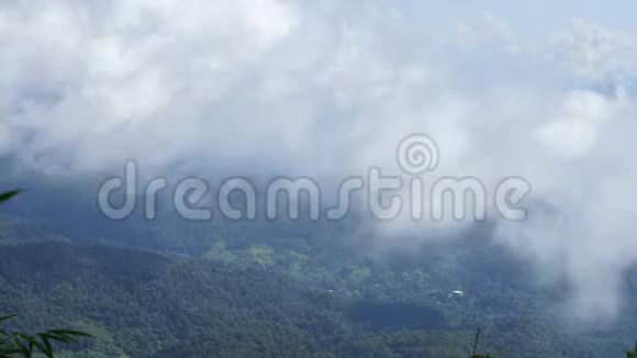 蒙蒙的薄雾笼罩着群山的雨林时光视频的预览图